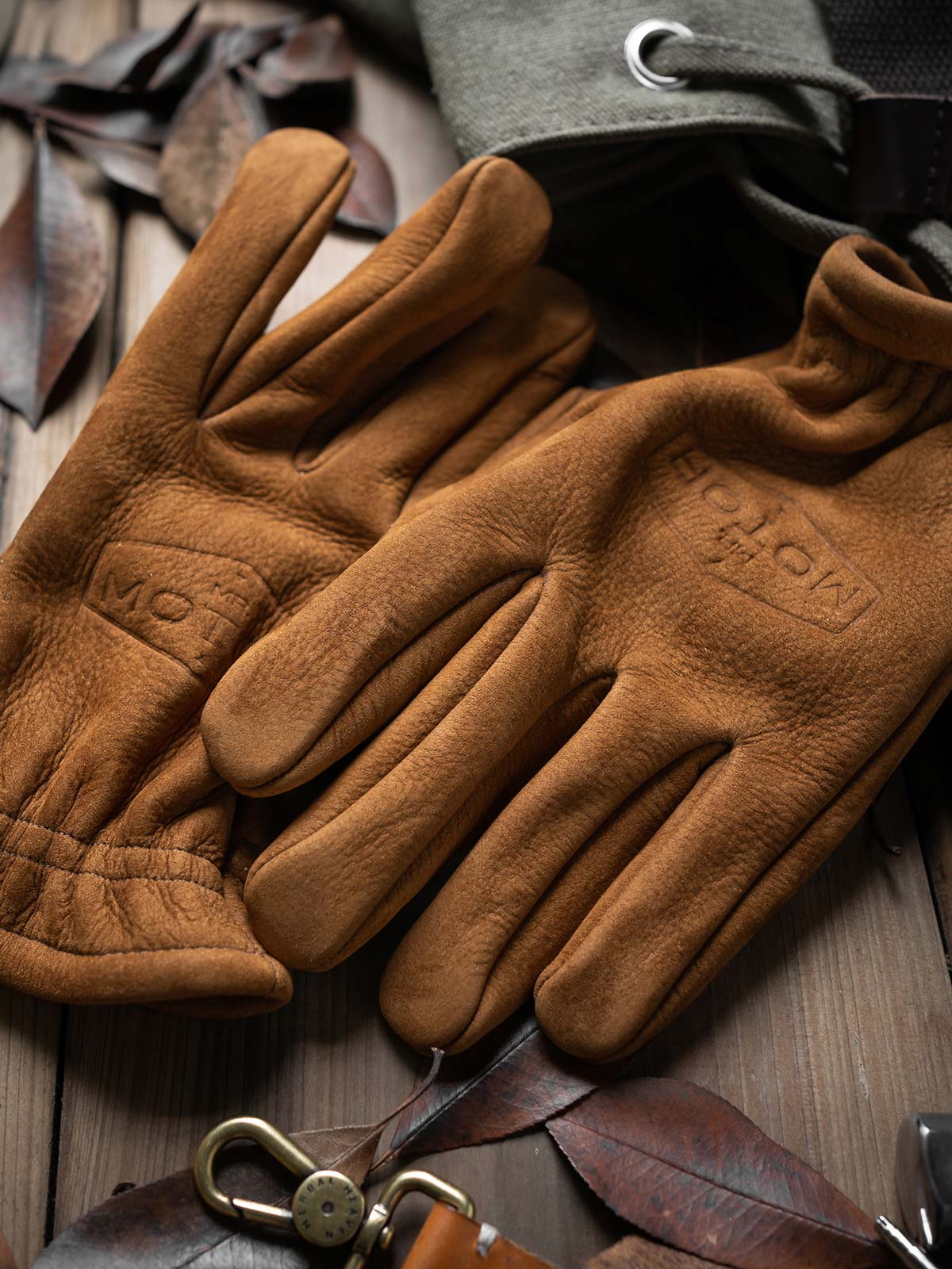 製品画像: ヴィンテージ風の磨き上げフルグレインレザーグローブの全体展示。優れた保温性と耐久性を持ち、アウトドアに最適なスタイル。
詳細画像: グローブのフルグレインレザーの質感とディテールが確認できる画像。ヴィンテージ感を持たせた加工が施され、長時間の使用でも快適な柔軟性を保持。