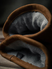 製品画像: ヴィンテージ風の磨き上げフルグレインレザーグローブの全体展示。優れた保温性と耐久性を持ち、アウトドアに最適なスタイル。
詳細画像: グローブのフルグレインレザーの質感とディテールが確認できる画像。ヴィンテージ感を持たせた加工が施され、長時間の使用でも快適な柔軟性を保持。