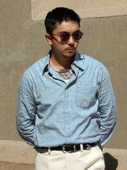 詳細画像(織り目とディテール):
ナバホ柄ジャガードデニムシャツの織り目とディテールを強調した画像。コットンとポリエステルの混合生地が耐摩耗性と通気性を提供する様子。
モデル画像(着用展示):
ナバホ柄ジャガードデニムシャツを着用したモデルの上身の展示。シャツのデザインと快適な着心地を強調。