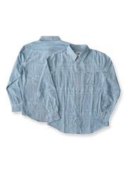 製品画像(全体展示):
ナバホ柄ジャガードデニムシャツの全体展示画像。バタフライ「蝶」、サン「太陽」、メディスンアイ「薬師の目」など、ナバホ文化を象徴するモチーフが施されたデザイン。
詳細画像(織り目とディテール):
ナバホ柄ジャガードデニムシャツの織り目とディテールを強調した画像。コットンとポリエステルの混合生地が耐摩耗性と通気性を提供する様子。