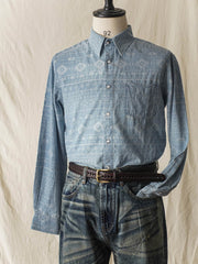 詳細画像(織り目とディテール):
ナバホ柄ジャガードデニムシャツの織り目とディテールを強調した画像。コットンとポリエステルの混合生地が耐摩耗性と通気性を提供する様子。
モデル画像(着用展示):
ナバホ柄ジャガードデニムシャツを着用したモデルの上身の展示。シャツのデザインと快適な着心地を強調。