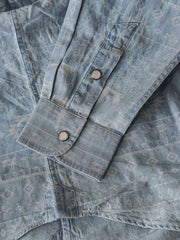 製品画像(全体展示):
ナバホ柄ジャガードデニムシャツの全体展示画像。バタフライ「蝶」、サン「太陽」、メディスンアイ「薬師の目」など、ナバホ文化を象徴するモチーフが施されたデザイン。
詳細画像(織り目とディテール):
ナバホ柄ジャガードデニムシャツの織り目とディテールを強調した画像。コットンとポリエステルの混合生地が耐摩耗性と通気性を提供する様子。