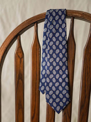 1. 製品画像の全体展示(Main Image)
代替テキスト: シルクペイズリー柄ネクタイ、クラシックデザインのヴィンテージスタイルネクタイ、100%シルク製ペイズリー柄ネクタイ、エレガントなビジネスアクセサリー、男性用ネクタイ、優雅なディテールのペイズリー模様、光沢感のあるシルク素材
2. 詳細画像(Zoom-In Image or Detail Image)
代替テキスト: シルクペイズリー柄ネクタイのアップ画像、複雑なペイズリー柄のディテール、渦巻き模様と花の繊細なデザイン、細かい織り目と光沢感のあるシルク素材