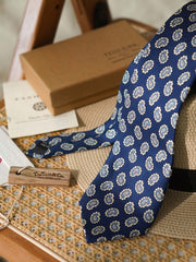 2. 詳細画像(Zoom-In Image or Detail Image)
代替テキスト: シルクペイズリー柄ネクタイのアップ画像、複雑なペイズリー柄のディテール、渦巻き模様と花の繊細なデザイン、細かい織り目と光沢感のあるシルク素材
3. モデル着用画像(Model Image)
代替テキスト: 男性モデルが着用したシルクペイズリー柄ネクタイ、ビジネスシーンでのエレガントなコーディネート、クラシックでスタイリッシュなネクタイ、シルク素材で光沢感のある上品なネクタイ