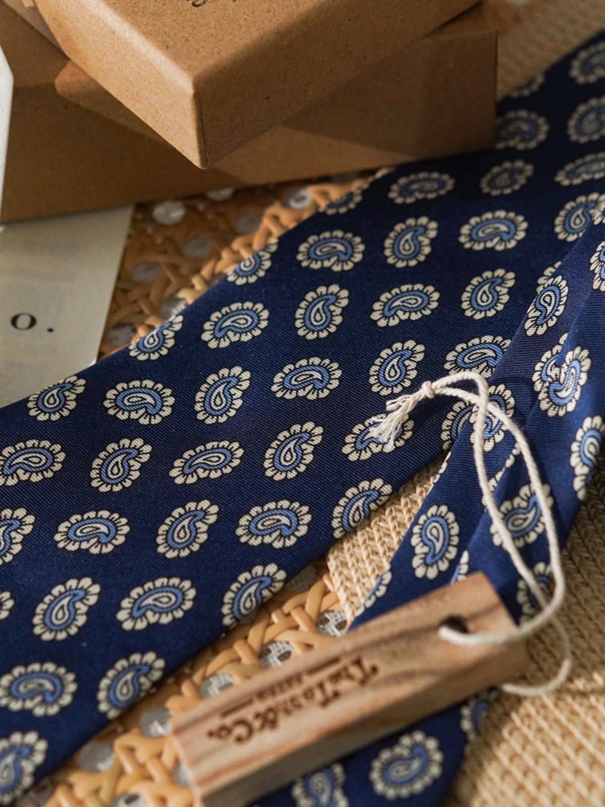 1. 製品画像の全体展示(Main Image)
代替テキスト: シルクペイズリー柄ネクタイ、クラシックデザインのヴィンテージスタイルネクタイ、100%シルク製ペイズリー柄ネクタイ、エレガントなビジネスアクセサリー、男性用ネクタイ、優雅なディテールのペイズリー模様、光沢感のあるシルク素材
2. 詳細画像(Zoom-In Image or Detail Image)
代替テキスト: シルクペイズリー柄ネクタイのアップ画像、複雑なペイズリー柄のディテール、渦巻き模様と花の繊細なデザイン、細かい織り目と光沢感のあるシルク素材