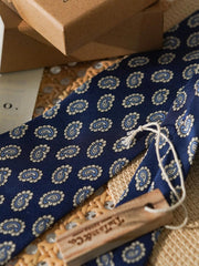 1. 製品画像の全体展示(Main Image)
代替テキスト: シルクペイズリー柄ネクタイ、クラシックデザインのヴィンテージスタイルネクタイ、100%シルク製ペイズリー柄ネクタイ、エレガントなビジネスアクセサリー、男性用ネクタイ、優雅なディテールのペイズリー模様、光沢感のあるシルク素材
2. 詳細画像(Zoom-In Image or Detail Image)
代替テキスト: シルクペイズリー柄ネクタイのアップ画像、複雑なペイズリー柄のディテール、渦巻き模様と花の繊細なデザイン、細かい織り目と光沢感のあるシルク素材