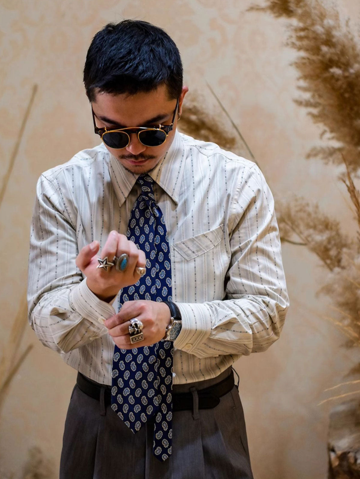 2. 詳細画像(Zoom-In Image or Detail Image)
代替テキスト: シルクペイズリー柄ネクタイのアップ画像、複雑なペイズリー柄のディテール、渦巻き模様と花の繊細なデザイン、細かい織り目と光沢感のあるシルク素材
3. モデル着用画像(Model Image)
代替テキスト: 男性モデルが着用したシルクペイズリー柄ネクタイ、ビジネスシーンでのエレガントなコーディネート、クラシックでスタイリッシュなネクタイ、シルク素材で光沢感のある上品なネクタイ