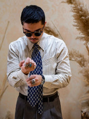 2. 詳細画像(Zoom-In Image or Detail Image)
代替テキスト: シルクペイズリー柄ネクタイのアップ画像、複雑なペイズリー柄のディテール、渦巻き模様と花の繊細なデザイン、細かい織り目と光沢感のあるシルク素材
3. モデル着用画像(Model Image)
代替テキスト: 男性モデルが着用したシルクペイズリー柄ネクタイ、ビジネスシーンでのエレガントなコーディネート、クラシックでスタイリッシュなネクタイ、シルク素材で光沢感のある上品なネクタイ