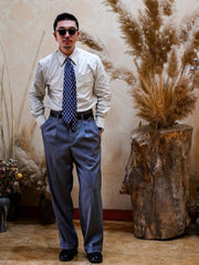 2. 詳細画像(Zoom-In Image or Detail Image)
代替テキスト: シルクペイズリー柄ネクタイのアップ画像、複雑なペイズリー柄のディテール、渦巻き模様と花の繊細なデザイン、細かい織り目と光沢感のあるシルク素材
3. モデル着用画像(Model Image)
代替テキスト: 男性モデルが着用したシルクペイズリー柄ネクタイ、ビジネスシーンでのエレガントなコーディネート、クラシックでスタイリッシュなネクタイ、シルク素材で光沢感のある上品なネクタイ