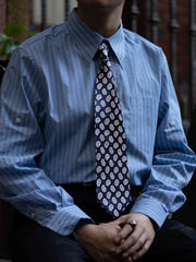 2. 詳細画像(Zoom-In Image or Detail Image)
代替テキスト: シルクペイズリー柄ネクタイのアップ画像、複雑なペイズリー柄のディテール、渦巻き模様と花の繊細なデザイン、細かい織り目と光沢感のあるシルク素材
3. モデル着用画像(Model Image)
代替テキスト: 男性モデルが着用したシルクペイズリー柄ネクタイ、ビジネスシーンでのエレガントなコーディネート、クラシックでスタイリッシュなネクタイ、シルク素材で光沢感のある上品なネクタイ