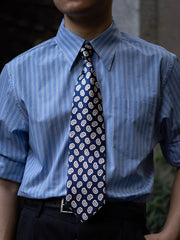 2. 詳細画像(Zoom-In Image or Detail Image)
代替テキスト: シルクペイズリー柄ネクタイのアップ画像、複雑なペイズリー柄のディテール、渦巻き模様と花の繊細なデザイン、細かい織り目と光沢感のあるシルク素材
3. モデル着用画像(Model Image)
代替テキスト: 男性モデルが着用したシルクペイズリー柄ネクタイ、ビジネスシーンでのエレガントなコーディネート、クラシックでスタイリッシュなネクタイ、シルク素材で光沢感のある上品なネクタイ