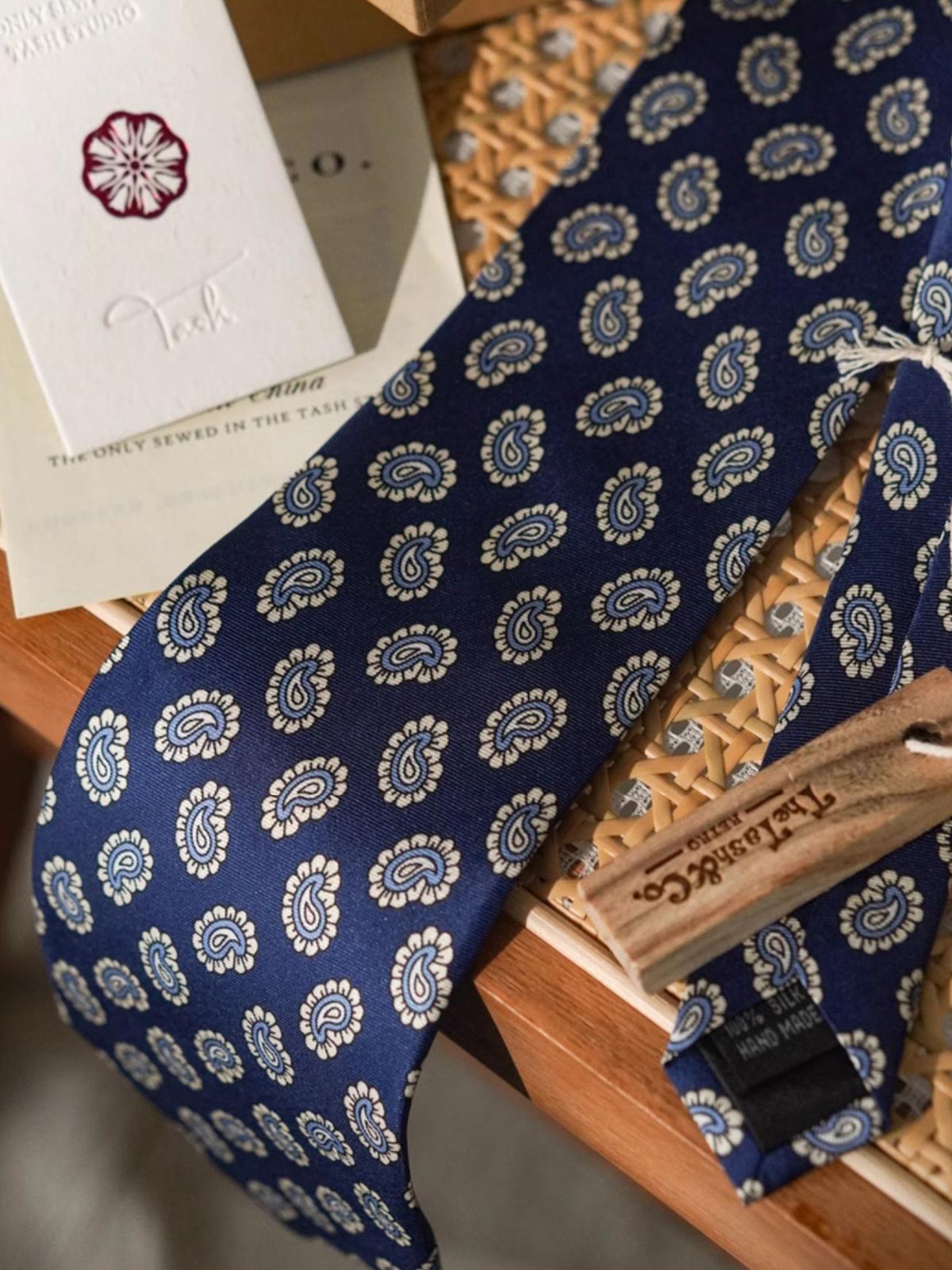 1. 製品画像の全体展示(Main Image)
代替テキスト: シルクペイズリー柄ネクタイ、クラシックデザインのヴィンテージスタイルネクタイ、100%シルク製ペイズリー柄ネクタイ、エレガントなビジネスアクセサリー、男性用ネクタイ、優雅なディテールのペイズリー模様、光沢感のあるシルク素材
2. 詳細画像(Zoom-In Image or Detail Image)
代替テキスト: シルクペイズリー柄ネクタイのアップ画像、複雑なペイズリー柄のディテール、渦巻き模様と花の繊細なデザイン、細かい織り目と光沢感のあるシルク素材