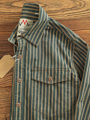 1. 製品画像(Main Image):
ストライプ柄ワークシャツ、ヴィンテージ風デザイン、ウォッシュ加工シャツ、秋冬向けシャツ、厚手ワークシャツ
2. 詳細画像(Detail Image):
ストライプ柄のアップ画像、ウォッシュ加工の生地、ワークシャツのディテール、フラップポケットとアーチ型裾の特写