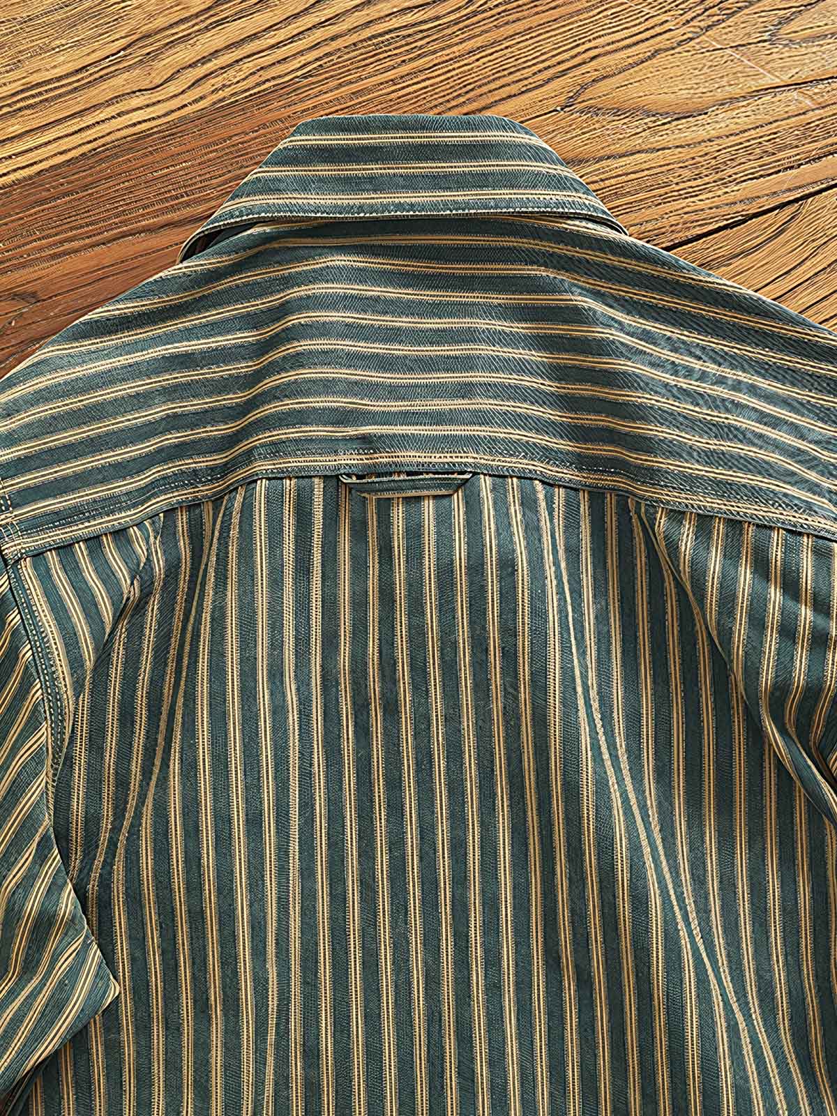 1. 製品画像(Main Image):
ストライプ柄ワークシャツ、ヴィンテージ風デザイン、ウォッシュ加工シャツ、秋冬向けシャツ、厚手ワークシャツ
2. 詳細画像(Detail Image):
ストライプ柄のアップ画像、ウォッシュ加工の生地、ワークシャツのディテール、フラップポケットとアーチ型裾の特写