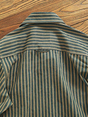 1. 製品画像(Main Image):
ストライプ柄ワークシャツ、ヴィンテージ風デザイン、ウォッシュ加工シャツ、秋冬向けシャツ、厚手ワークシャツ
2. 詳細画像(Detail Image):
ストライプ柄のアップ画像、ウォッシュ加工の生地、ワークシャツのディテール、フラップポケットとアーチ型裾の特写