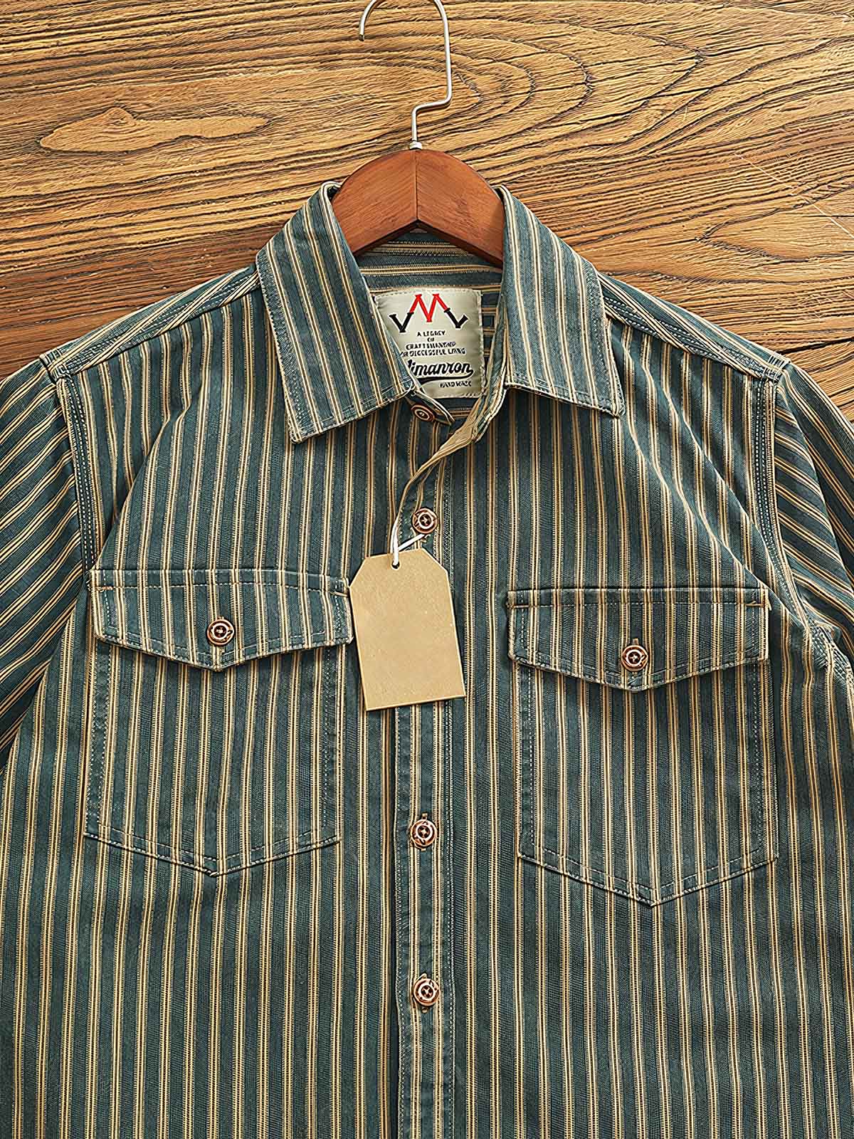 1. 製品画像(Main Image):
ストライプ柄ワークシャツ、ヴィンテージ風デザイン、ウォッシュ加工シャツ、秋冬向けシャツ、厚手ワークシャツ
2. 詳細画像(Detail Image):
ストライプ柄のアップ画像、ウォッシュ加工の生地、ワークシャツのディテール、フラップポケットとアーチ型裾の特写