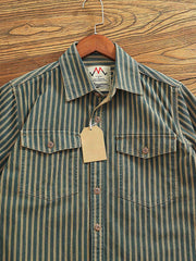 1. 製品画像(Main Image):
ストライプ柄ワークシャツ、ヴィンテージ風デザイン、ウォッシュ加工シャツ、秋冬向けシャツ、厚手ワークシャツ
2. 詳細画像(Detail Image):
ストライプ柄のアップ画像、ウォッシュ加工の生地、ワークシャツのディテール、フラップポケットとアーチ型裾の特写