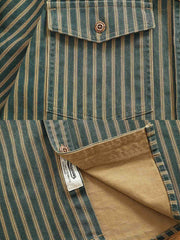 1. 製品画像(Main Image):
ストライプ柄ワークシャツ、ヴィンテージ風デザイン、ウォッシュ加工シャツ、秋冬向けシャツ、厚手ワークシャツ
2. 詳細画像(Detail Image):
ストライプ柄のアップ画像、ウォッシュ加工の生地、ワークシャツのディテール、フラップポケットとアーチ型裾の特写