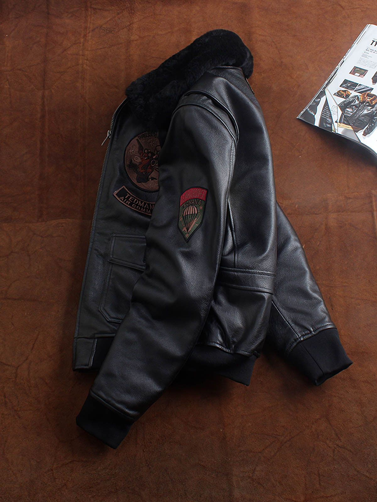 製品画像(Main Image): G1ムートン襟本革フライトジャケット、クラシックなムートン襟とワッペン付きデザイン、ヴィンテージミリタリースタイルジャケット、アメリカンヴィンテージジャケット、本革フライトジャケット
詳細画像(Zoom-In Image or Detail Image): G1ムートン襟フライトジャケットのディテール、精巧なワッペン、ムートン襟部分、ワッペン装飾のクローズアップ