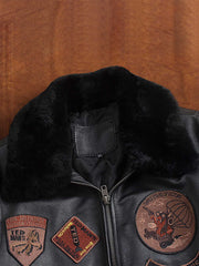 製品画像(Main Image): G1ムートン襟本革フライトジャケット、クラシックなムートン襟とワッペン付きデザイン、ヴィンテージミリタリースタイルジャケット、アメリカンヴィンテージジャケット、本革フライトジャケット
詳細画像(Zoom-In Image or Detail Image): G1ムートン襟フライトジャケットのディテール、精巧なワッペン、ムートン襟部分、ワッペン装飾のクローズアップ