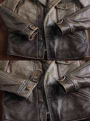 製品画像:ウォッシュ加工が施されたトップレザーのバイカージャケット全体展示。ヴィンテージ感とタフな印象が強調されています。
詳細画像:ジャケットのウォッシュ加工部分、チェック柄裏地、ショート丈デザインのディテールに焦点を当てたアップ画像。