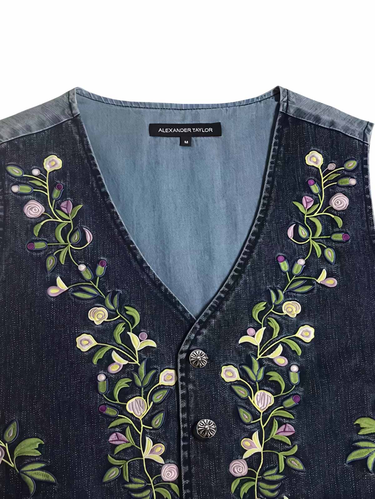 製品画像:
「アメリカンウェスタン風花柄刺繍デニムベストの全体展示。ヴィンテージ風のウォッシュ加工と精緻な花柄刺繍が特徴的なデニム素材を使用。」
詳細画像:
「ベストの花柄刺繍とナチュラルウォッシュ加工のディテール。クラシックなアメリカンウェスタンスタイルを演出するデニムベスト。」