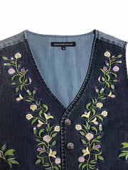 製品画像:
「アメリカンウェスタン風花柄刺繍デニムベストの全体展示。ヴィンテージ風のウォッシュ加工と精緻な花柄刺繍が特徴的なデニム素材を使用。」
詳細画像:
「ベストの花柄刺繍とナチュラルウォッシュ加工のディテール。クラシックなアメリカンウェスタンスタイルを演出するデニムベスト。」