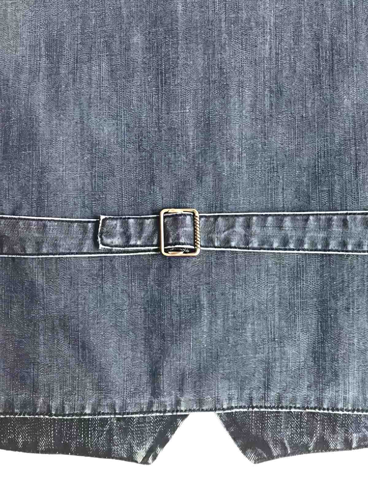 製品画像:
「アメリカンウェスタン風花柄刺繍デニムベストの全体展示。ヴィンテージ風のウォッシュ加工と精緻な花柄刺繍が特徴的なデニム素材を使用。」
詳細画像:
「ベストの花柄刺繍とナチュラルウォッシュ加工のディテール。クラシックなアメリカンウェスタンスタイルを演出するデニムベスト。」