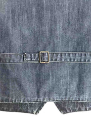 製品画像:
「アメリカンウェスタン風花柄刺繍デニムベストの全体展示。ヴィンテージ風のウォッシュ加工と精緻な花柄刺繍が特徴的なデニム素材を使用。」
詳細画像:
「ベストの花柄刺繍とナチュラルウォッシュ加工のディテール。クラシックなアメリカンウェスタンスタイルを演出するデニムベスト。」