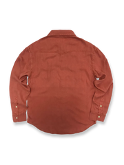 製品画像:
ライセール素材とヘリンボーン柄が特徴的な長袖シャツ。製品染めによりヴィンテージ感のある色調と柔らかな質感を実現。
詳細画像:
ヘリンボーン柄のディテールと製品染めの色調をアップで展示。ライセール素材の柔らかさと独特なデザインを強調。