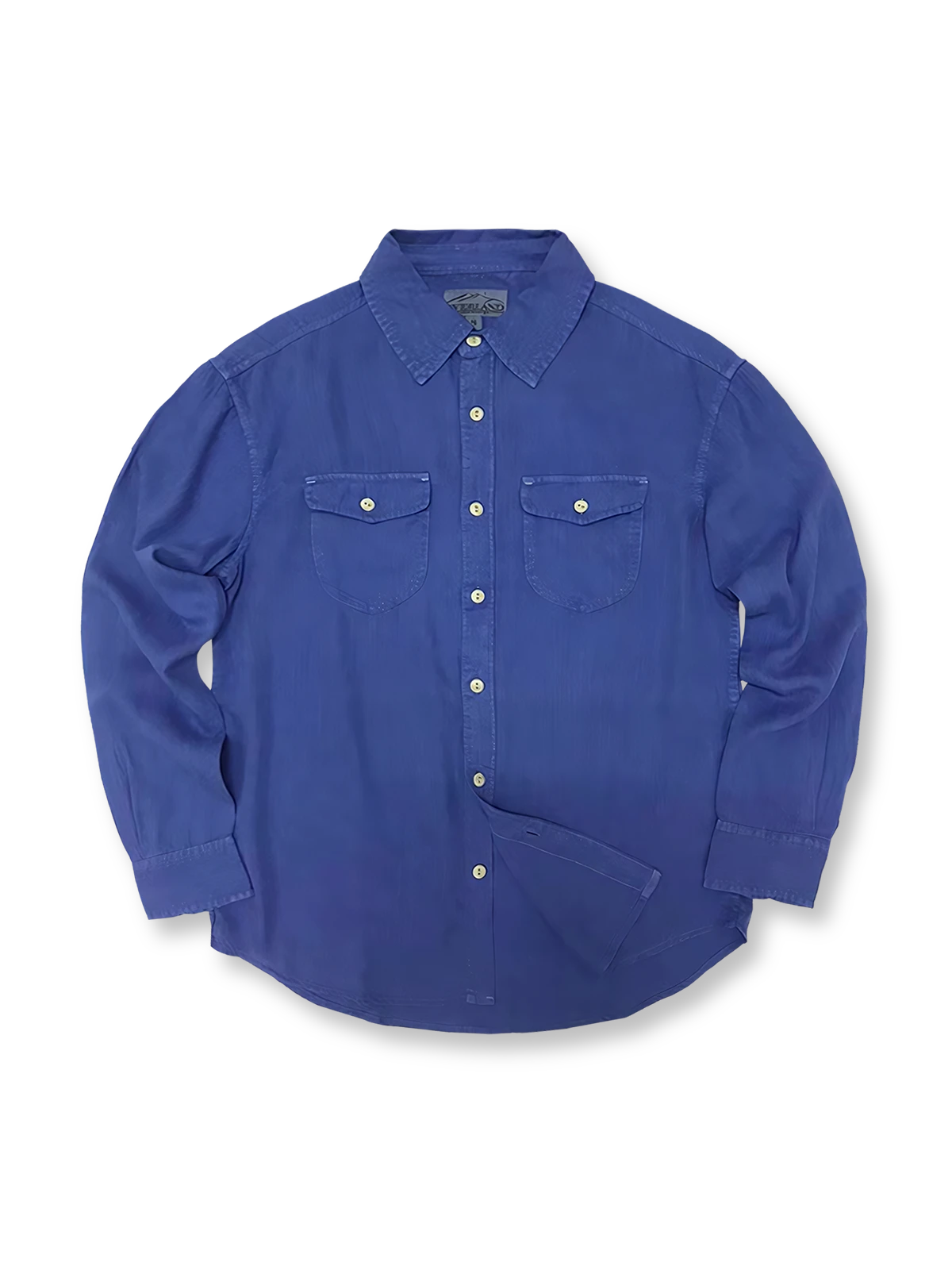 製品画像:
ライセール素材とヘリンボーン柄が特徴的な長袖シャツ。製品染めによりヴィンテージ感のある色調と柔らかな質感を実現。
詳細画像:
ヘリンボーン柄のディテールと製品染めの色調をアップで展示。ライセール素材の柔らかさと独特なデザインを強調。