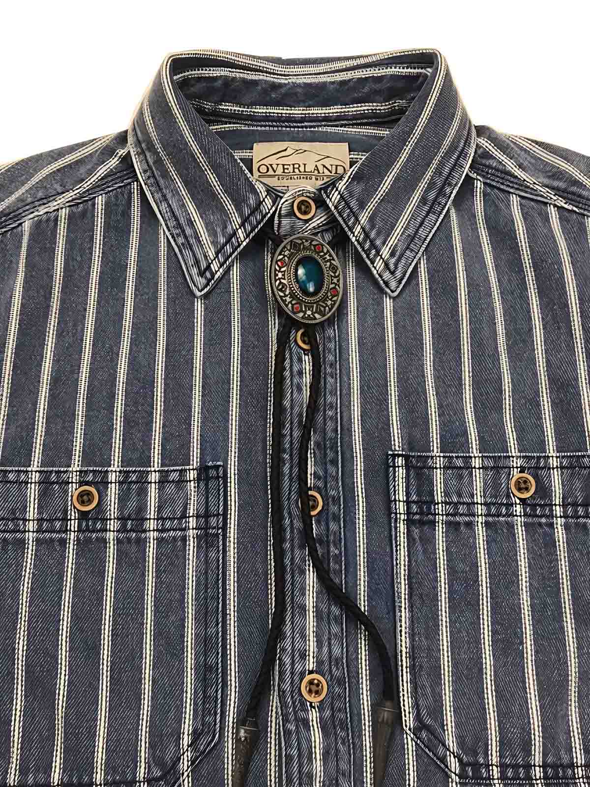 製品画像:
アメリカンウェスタン風ストライプウォッシュデニムシャツの全体展示。ヴィンテージ風デザイン、耐久性のある12オンスデニムを使用したシャツ。
詳細画像:
ウォッシュ加工されたストライプ柄とカスタムメイドの実木ボタンのディテール。ヴィンテージ風デザインの細部に注目。
