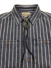 製品画像:
アメリカンウェスタン風ストライプウォッシュデニムシャツの全体展示。ヴィンテージ風デザイン、耐久性のある12オンスデニムを使用したシャツ。
詳細画像:
ウォッシュ加工されたストライプ柄とカスタムメイドの実木ボタンのディテール。ヴィンテージ風デザインの細部に注目。
