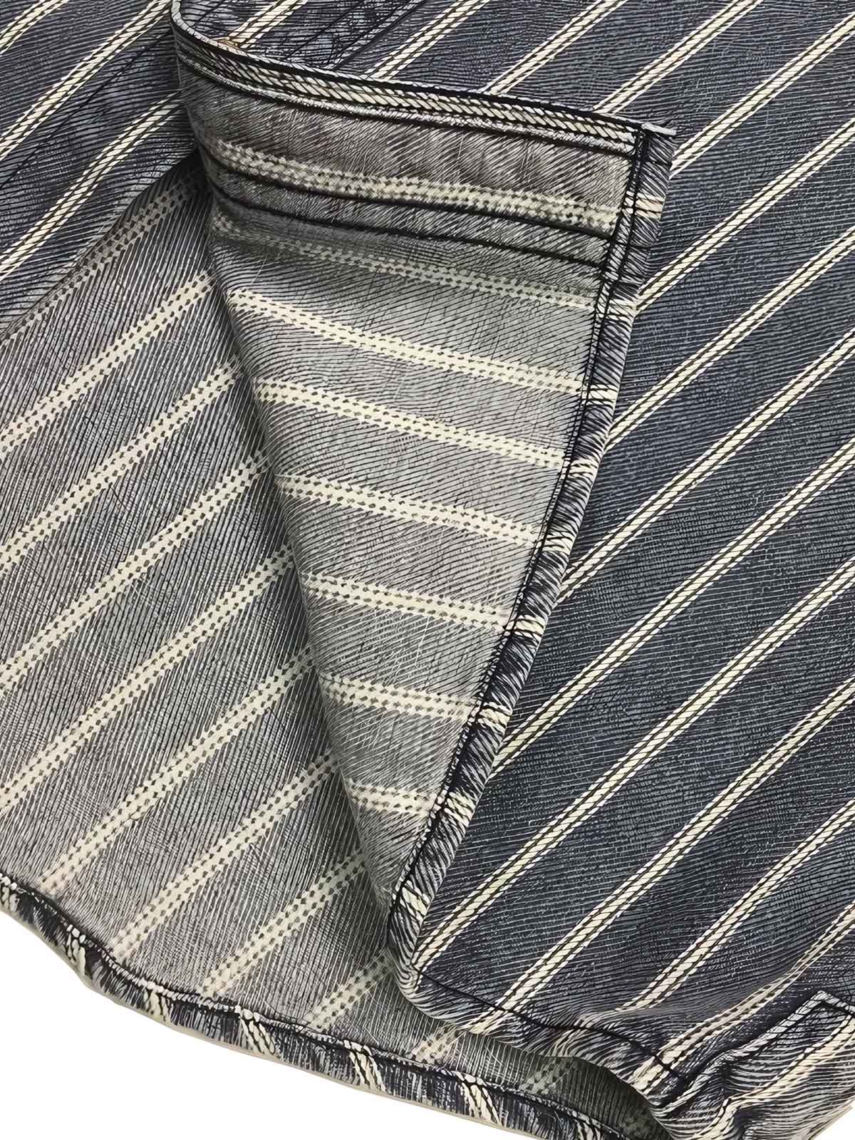 製品画像:
アメリカンウェスタン風ストライプウォッシュデニムシャツの全体展示。ヴィンテージ風デザイン、耐久性のある12オンスデニムを使用したシャツ。
詳細画像:
ウォッシュ加工されたストライプ柄とカスタムメイドの実木ボタンのディテール。ヴィンテージ風デザインの細部に注目。