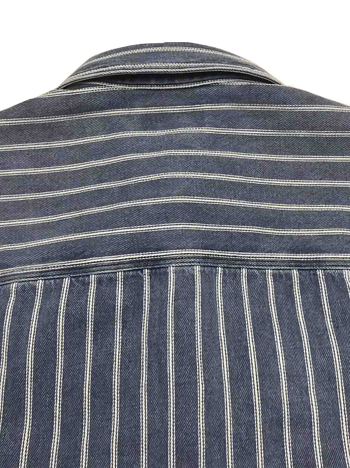 製品画像:
アメリカンウェスタン風ストライプウォッシュデニムシャツの全体展示。ヴィンテージ風デザイン、耐久性のある12オンスデニムを使用したシャツ。
詳細画像:
ウォッシュ加工されたストライプ柄とカスタムメイドの実木ボタンのディテール。ヴィンテージ風デザインの細部に注目。