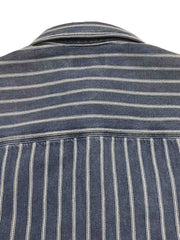 製品画像:
アメリカンウェスタン風ストライプウォッシュデニムシャツの全体展示。ヴィンテージ風デザイン、耐久性のある12オンスデニムを使用したシャツ。
詳細画像:
ウォッシュ加工されたストライプ柄とカスタムメイドの実木ボタンのディテール。ヴィンテージ風デザインの細部に注目。