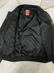 製品画像: 横須賀鶴図刺繍 羊革ジャケット全体画像、吉祥の象徴である「鶴図」刺繍と上質な輸入羊革のデザイン
詳細画像: 横須賀の伝統技法を用いた鶴、松、雲の刺繍ディテール、立体感ある精巧な工芸