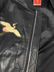 製品画像: 横須賀鶴図刺繍 羊革ジャケット全体画像、吉祥の象徴である「鶴図」刺繍と上質な輸入羊革のデザイン
詳細画像: 横須賀の伝統技法を用いた鶴、松、雲の刺繍ディテール、立体感ある精巧な工芸