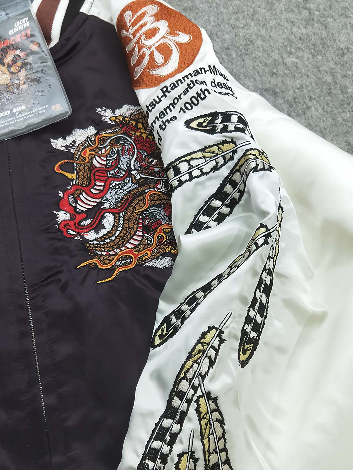 製品画像: 横須賀赤鬼青龍 リバーシブル シルクジャケット全体画像、伝統的な和風刺繍とハワイアンテイストのデザイン
詳細画像: 両面に施された赤鬼と青龍の刺繍ディテール、伝統的な横須賀スタイルと精巧な刺繍