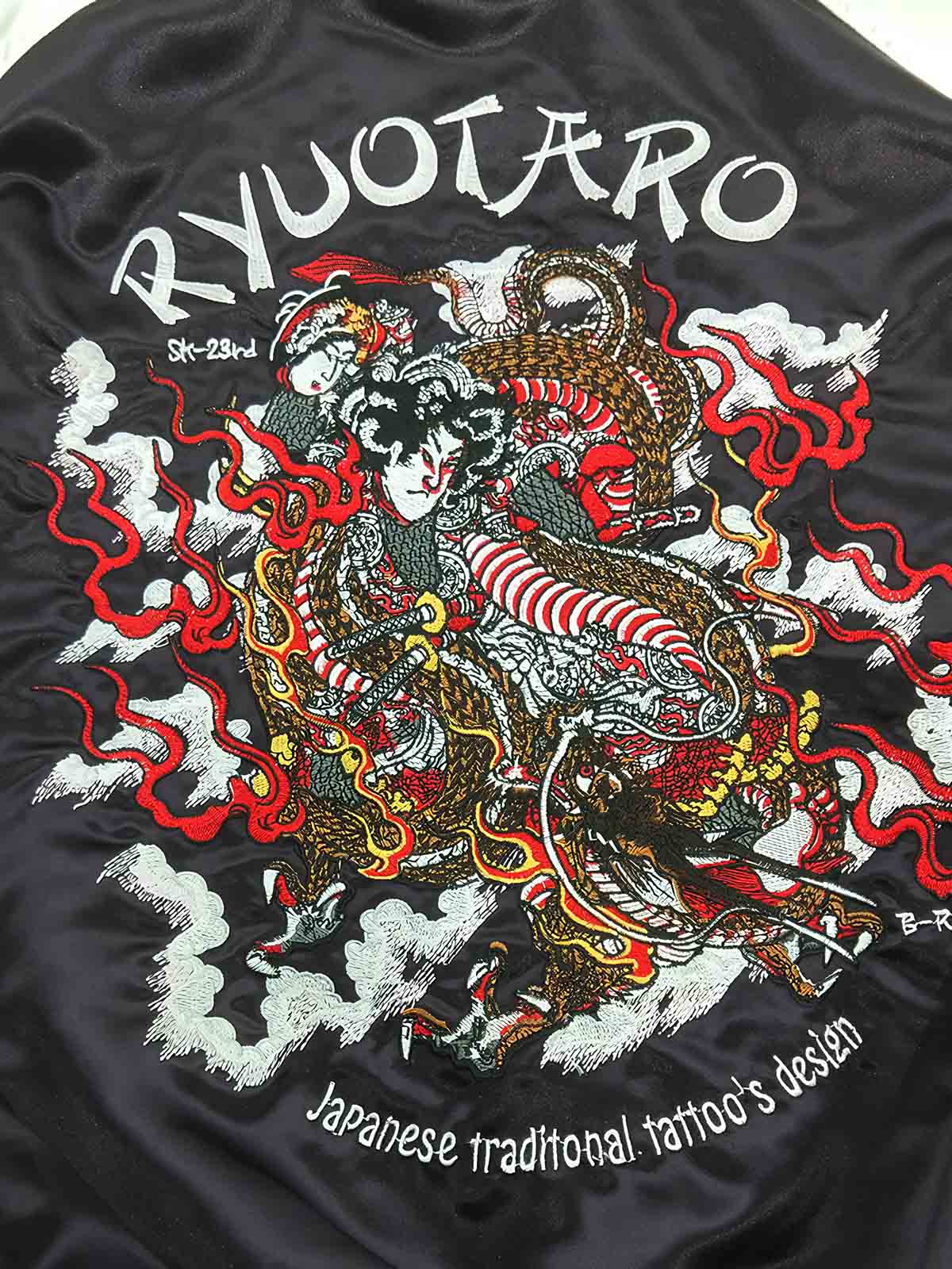 製品画像: 横須賀赤鬼青龍 リバーシブル シルクジャケット全体画像、伝統的な和風刺繍とハワイアンテイストのデザイン
詳細画像: 両面に施された赤鬼と青龍の刺繍ディテール、伝統的な横須賀スタイルと精巧な刺繍