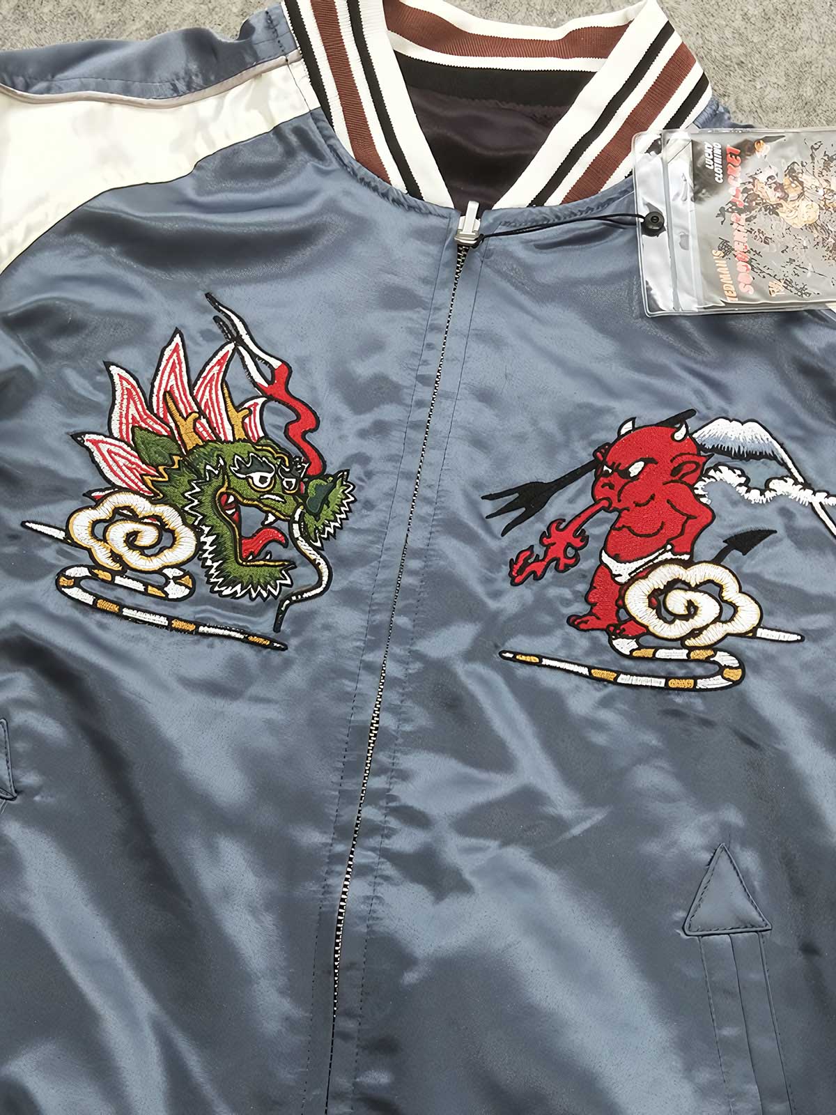 製品画像: 横須賀赤鬼青龍 リバーシブル シルクジャケット全体画像、伝統的な和風刺繍とハワイアンテイストのデザイン
詳細画像: 両面に施された赤鬼と青龍の刺繍ディテール、伝統的な横須賀スタイルと精巧な刺繍