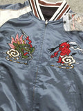 製品画像: 横須賀赤鬼青龍 リバーシブル シルクジャケット全体画像、伝統的な和風刺繍とハワイアンテイストのデザイン
詳細画像: 両面に施された赤鬼と青龍の刺繍ディテール、伝統的な横須賀スタイルと精巧な刺繍