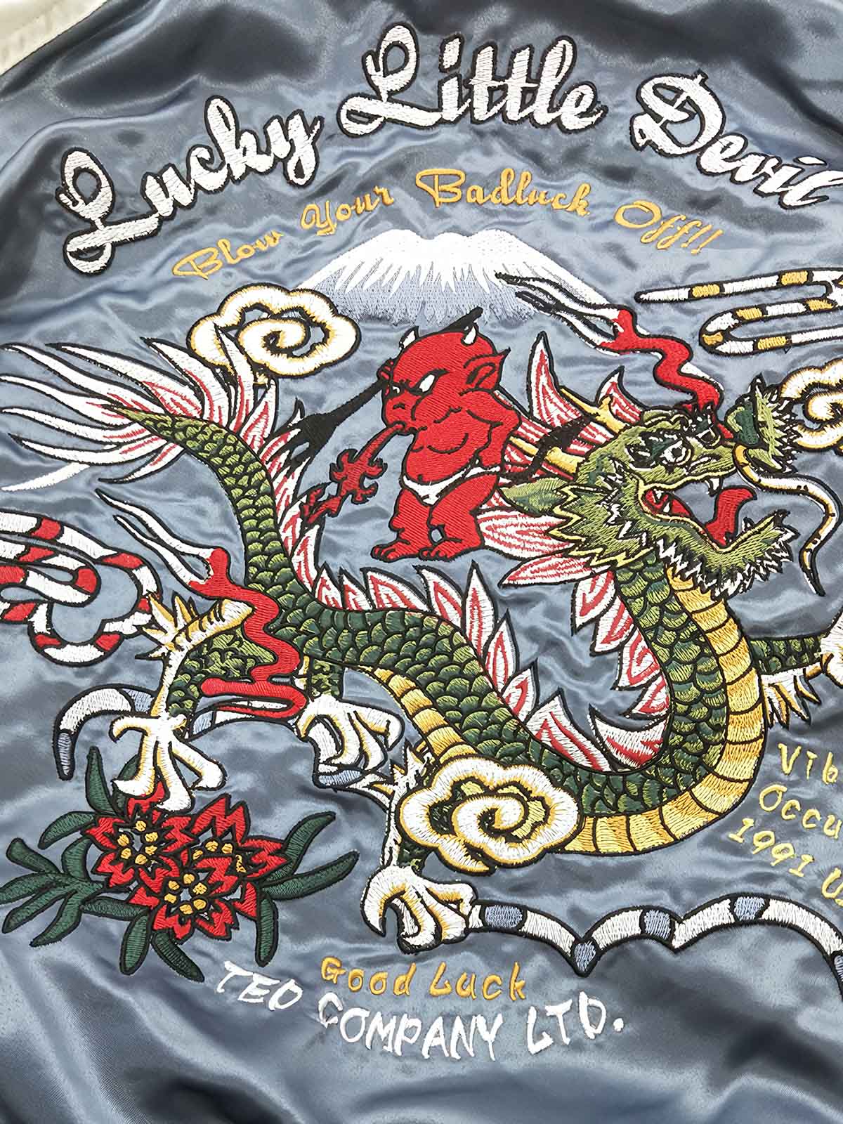 製品画像: 横須賀赤鬼青龍 リバーシブル シルクジャケット全体画像、伝統的な和風刺繍とハワイアンテイストのデザイン
詳細画像: 両面に施された赤鬼と青龍の刺繍ディテール、伝統的な横須賀スタイルと精巧な刺繍