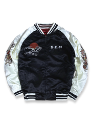 製品画像: リバーシブル シルク刺繍 横須賀 宝船 七福神 ジャケット全体画像、伝統的な横須賀刺繍と幸運の象徴デザイン
詳細画像: 七福神宝船と赤鬼、虎の刺繍ディテール、精緻なシルク刺繍で仕上げられた高級感あるデザイン