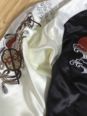 製品画像: リバーシブル シルク刺繍 横須賀 宝船 七福神 ジャケット全体画像、伝統的な横須賀刺繍と幸運の象徴デザイン
詳細画像: 七福神宝船と赤鬼、虎の刺繍ディテール、精緻なシルク刺繍で仕上げられた高級感あるデザイン