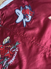 製品画像: リバーシブル シルク刺繍 横須賀 宝船 七福神 ジャケット全体画像、伝統的な横須賀刺繍と幸運の象徴デザイン
詳細画像: 七福神宝船と赤鬼、虎の刺繍ディテール、精緻なシルク刺繍で仕上げられた高級感あるデザイン