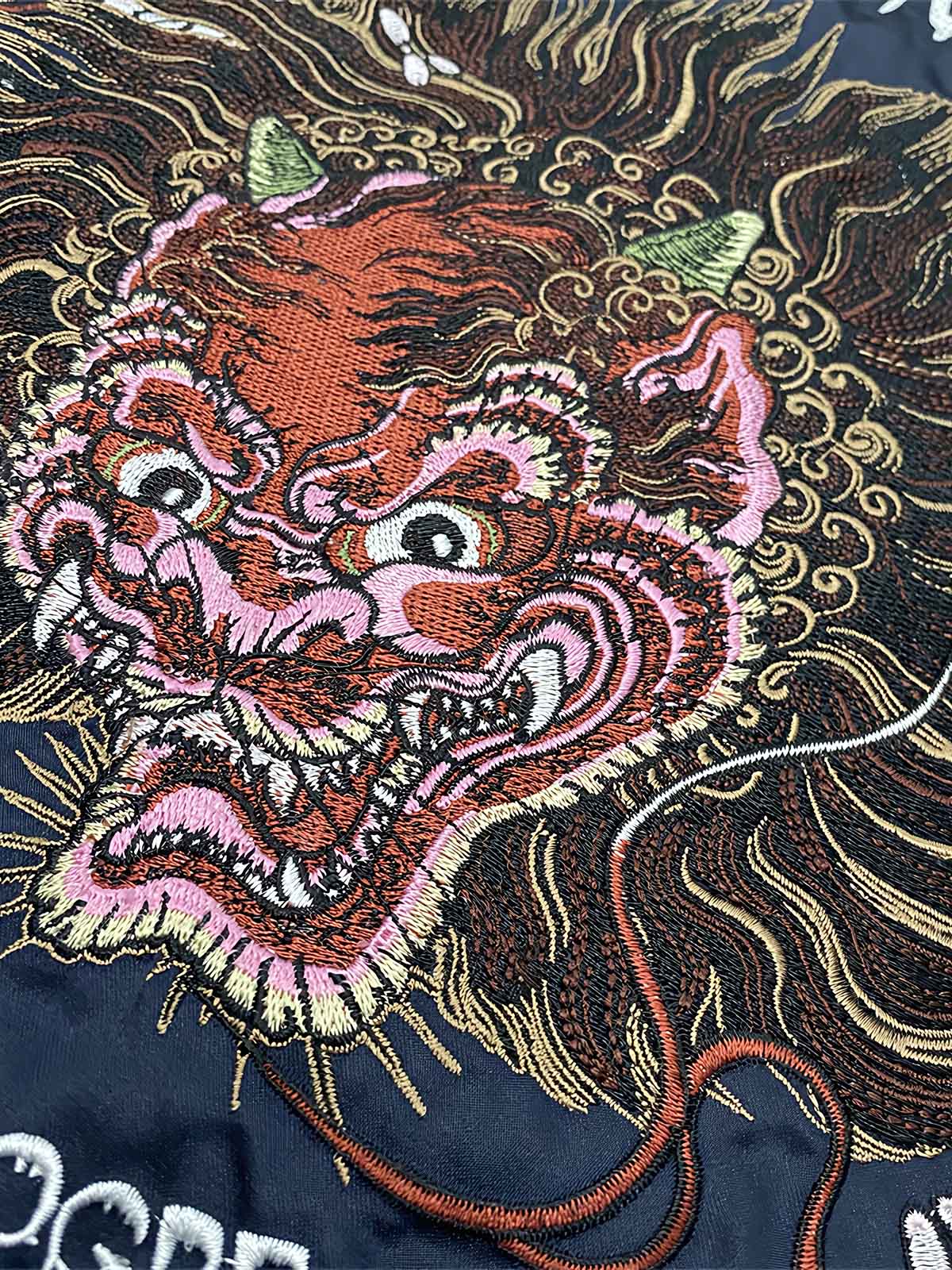 製品画像: リバーシブル シルク刺繍 横須賀 テッドマン 酒吞童子 ジャケットの全体画像、幸運を象徴する赤鬼と伝統的な刺繍デザイン
詳細画像: テッドマン(幸运の赤鬼)と酒吞童子の刺繍ディテール、横須賀刺繍の高度な技法で施されたアート