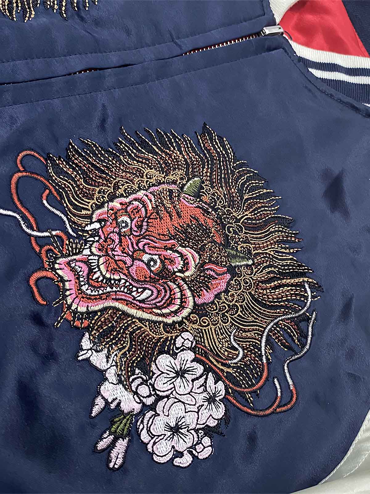 製品画像: リバーシブル シルク刺繍 横須賀 テッドマン 酒吞童子 ジャケットの全体画像、幸運を象徴する赤鬼と伝統的な刺繍デザイン
詳細画像: テッドマン(幸运の赤鬼)と酒吞童子の刺繍ディテール、横須賀刺繍の高度な技法で施されたアート