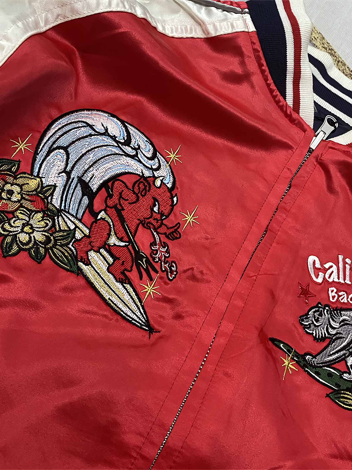 製品画像: リバーシブル シルク刺繍 横須賀 テッドマン 酒吞童子 ジャケットの全体画像、幸運を象徴する赤鬼と伝統的な刺繍デザイン
詳細画像: テッドマン(幸运の赤鬼)と酒吞童子の刺繍ディテール、横須賀刺繍の高度な技法で施されたアート