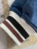製品画像: リバーシブル 刺繍 横須賀 ベルベット ジャケット全体画像、伝統的な日本の横須賀刺繍とヴィンテージデザイン
詳細画像: 武松の虎退治と鬼若丸の鯉退治の刺繍ディテール、横須賀刺繍の高度な技法と精緻な表現